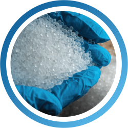 探索聚合物 Kraton G polymers in pellet form, being held hands wearing blue gloves.